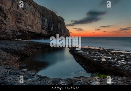 Langton Matravers Dorset England dramatische Klippe Landschaft bei Dancing Ledge, auf in Dorset schöne Jurassic Coast. Stockfoto