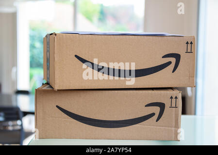 Nahaufnahme von einem Stapel von zwei Amazon Prime Paketboxen gerade mit post geliefert Stockfoto