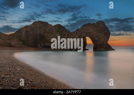 Durdle Door Dorset England Dawn at Durdle Door, eine Amzing natürliche, Kalkstein Bogen, und einer der berühmtesten Teile Dorsets Jurassic Coast. Stockfoto