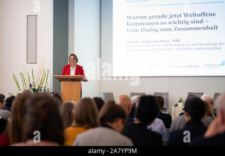 05 November 2019, Brandenburg, Potsdam: Annette Widmann-Mauz (CDU), die Integrationsbeauftragte der Bundesregierung, spricht zu Beginn des Projekts "Open-minded Gemeinschaften - vom Dialog zur Kohäsion". Das Modellprojekt für kommunale Integrationsarbeit wurde von der Bertelsmann Stiftung und dem Beratungsunternehmen Phineo gAG eingeleitet. Foto: Soeren Stache/dpa-Zentralbild/ZB Stockfoto