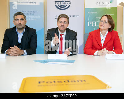 05 November 2019, Brandenburg, Potsdam: Mike Schubert (SPD), Oberbürgermeister der Stadt Potsdam, wird zu Beginn des Projekts "Open-minded Gemeinschaften - vom Dialog zur Kohäsion" sprechen neben Farhad Dilmaghani (l), Geschäftsführer der Phineo gAG, und Annette Widmann-Mauz (CDU), Integrationsbeauftragte der Bundesregierung. Das Modellprojekt für kommunale Integrationsarbeit wurde von der Bertelsmann Stiftung und dem Beratungsunternehmen Phineo gAG eingeleitet. Foto: Soeren Stache/dpa-Zentralbild/ZB Stockfoto