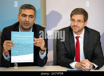 05 November 2019, Brandenburg, Potsdam: Farhad Dilmaghani (l), Executive Officer von Phineo gAG, spricht zu Beginn des Projekts "Open-minded Gemeinschaften - vom Dialog zur Kohäsion" neben Mike Schubert (SPD), Oberbürgermeister von Potsdam. Das Modellprojekt für kommunale Integrationsarbeit wurde von der Bertelsmann Stiftung und dem Beratungsunternehmen Phineo gAG eingeleitet. Foto: Soeren Stache/dpa-Zentralbild/ZB Stockfoto