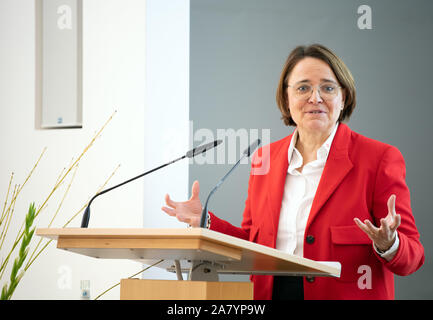 05 November 2019, Brandenburg, Potsdam: Annette Widmann-Mauz (CDU), die Integrationsbeauftragte der Bundesregierung, spricht zu Beginn des Projekts "Open-minded Gemeinschaften - vom Dialog zur Kohäsion". Das Modellprojekt für kommunale Integrationsarbeit wurde von der Bertelsmann Stiftung und dem Beratungsunternehmen Phineo gAG eingeleitet. Foto: Soeren Stache/dpa-Zentralbild/ZB Stockfoto