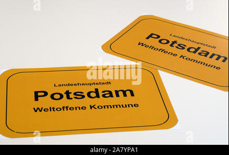 05 November 2019, Brandenburg, Potsdam: Zwei Poster mit der Aufschrift "Potsdam Weltoffene Kommune" (Potsdam kosmopolitischen Gemeinde) entwickelt, die wie eine lokale Eingangsschild, auf einem Tisch liegen zu Beginn des Projekts "Weltoffene Kommunen-vom Dialog zum Zusammenhalt" (cosmopolitan Gemeinden - vom Dialog zur Kohäsion). Das Modellprojekt für kommunale Integrationsarbeit wurde von der Bertelsmann Stiftung und dem Beratungsunternehmen Phineo gAG eingeleitet. Foto: Soeren Stache/dpa-Zentralbild/ZB Stockfoto