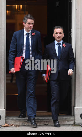 Ausbildung Sekretärin Gavin Williamson (links) und Welsh Sekretär Alun Cairns verlassen nach einer Kabinettssitzung in Downing Street, London. Stockfoto