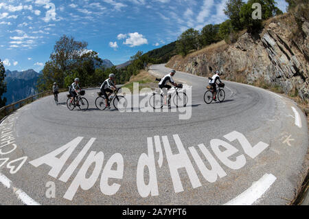 Das zusammengesetzte Bild von einem einzigen männlichen Radfahrer, wie er Fahrten um eine Haarnadelkurve auf der berühmten Radfahren Klettern, Alpe d'Huez, Oisans, Französischen Alpen. Stockfoto