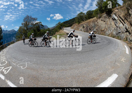 Das zusammengesetzte Bild von einem einzigen männlichen Radfahrer, wie er Fahrten um eine Haarnadelkurve auf der berühmten Radfahren Klettern, Alpe d'Huez, Oisans, Französischen Alpen. Stockfoto