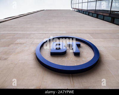 BT Head Office-BT2019 Corporate Logo & Zeichen außerhalb des BT Plc Sitz im BT-Center, 81 Newgate Street in der City von London. BT neues Logo Stockfoto