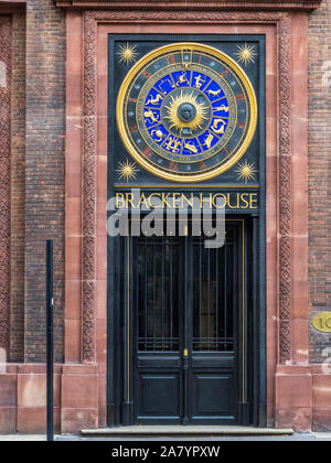 Die astronomische Uhr auf dem FT Financial Times HQ bei renoviert Bracken Haus in der Londoner City. Designer Frank Dobson und Philip Bentham Stockfoto