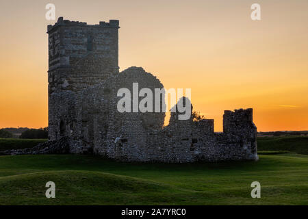 Knowlton Dorset England die Ruinen des 12. Jahrhunderts normannische Kirche in Knowlton, die innerhalb eines prähistorischen Erdarbeiten, oder Henge, gesehen bei liegt, Stockfoto