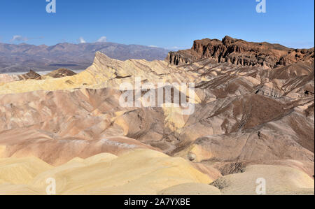 Zabriskie Point befindet sich östlich von Death Valley in Death Valley Nationalpark, Kalifornien, USA. Stockfoto