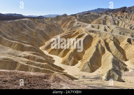 Zabriskie Point befindet sich östlich von Death Valley in Death Valley Nationalpark, Kalifornien, USA. Stockfoto