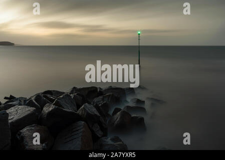 West Bay Dorset England Wellen brechen auf der Mole an der West Bay, den Hafen für Bridport, bei stürmischem Wetter Stockfoto