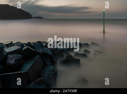 West Bay Dorset England Wellen brechen auf der Mole an der West Bay, den Hafen für Bridport, bei stürmischem Wetter Stockfoto