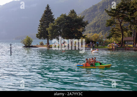 Freunde segeln auf einem Tretboot von der Seite der Thuner See. Interlake, Schweiz Stockfoto