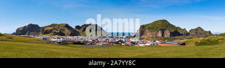 Panoramablick über die Innenstadt von Heimaey Insel, Westman Inseln, Island Stockfoto