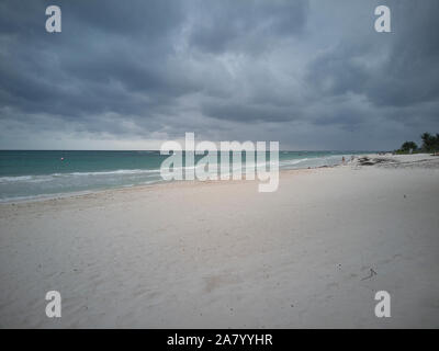 Blick auf Xpu-Ha Strand in Mexiko bei einem Gewitter Stockfoto