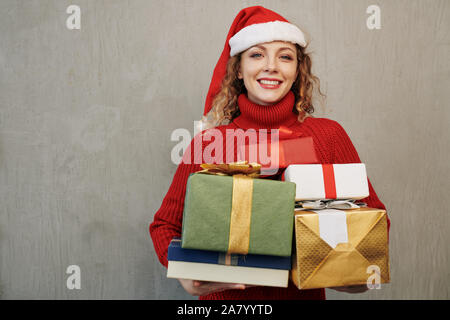 Portrait der junge lächelnde Frau mit präsentiert sie auf Verkauf für Weihnachten gekauft Stockfoto
