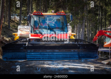 Schnee goomer in der Nähe der Skipiste in Spanien warten Stockfoto