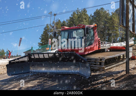 Schnee goomer in der Nähe der Skipiste in Spanien warten Stockfoto