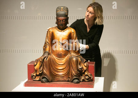 Bonhams London, UK. 5. November 2019. Bonhams London, UK. 5. November 2019. Eine seltene und großen Gilt-Lacquered Holz Abbildung von Wenchang aus dem 17. Jahrhundert, Schätzung: £ 60.000 -80,000 bei Bonhams New Bond Street im Rahmen von Asia Art Woche. Amer ghazzal/Alamy leben Nachrichten Stockfoto