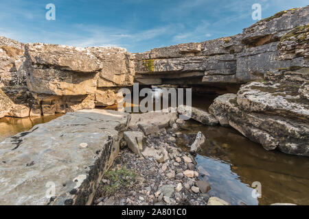 Gottes Brücke - ein natürlicher Kalkstein Brücke über den Fluss Greta, in der Nähe von Bowes, Teesdale. Der Pennine Way lange Distanz Wanderweg kreuzt. Stockfoto