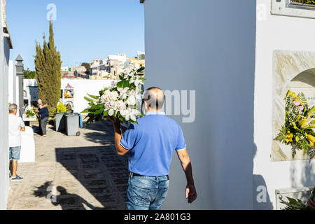 1. November 2019, Tag der Toten, Allerheiligen, Verwandten schmücken die Gräber mit floral Tribute, Guia de Isora cematary Teneriffa, Kanarische Inseln, Stockfoto