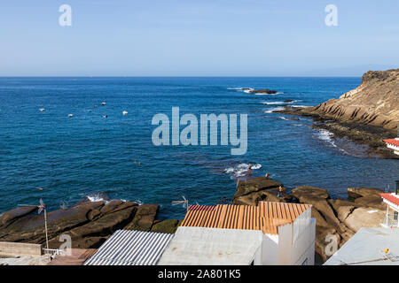 Blick über die Dächer zum Meer in La Caleta Costa Adeje, Teneriffa, Kanarische Inseln, Spanien Stockfoto