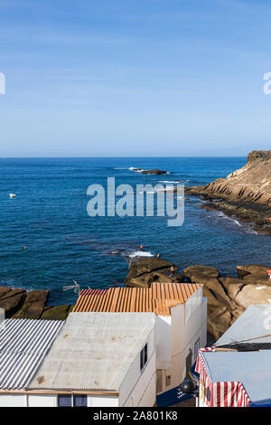 Blick über die Dächer zum Meer in La Caleta Costa Adeje, Teneriffa, Kanarische Inseln, Spanien Stockfoto