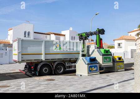 Müllwagen Sammeln von recyceltem Glas von Behältern am Straßenrand in La Caleta Costa Adeje, Teneriffa, Kanarische Inseln, Spanien Stockfoto