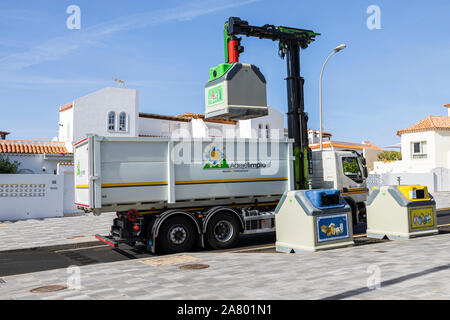 Müllwagen Sammeln von recyceltem Glas von Behältern am Straßenrand in La Caleta Costa Adeje, Teneriffa, Kanarische Inseln, Spanien Stockfoto