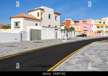 Neue bunte Gehäuse in La Caleta Costa Adeje, Teneriffa, Kanarische Inseln, Spanien Stockfoto