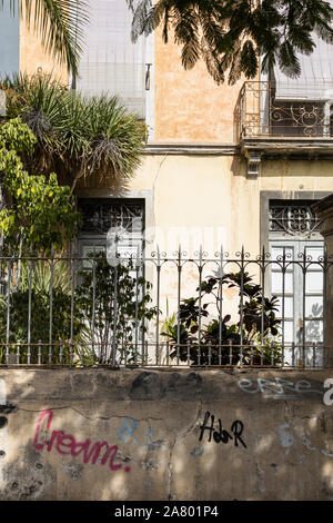 Schmiedeeisernen Zaun an der Wand außerhalb ein altes Haus in Santa Cruz de Tenerife, Kanarische Inseln, Spanien Stockfoto