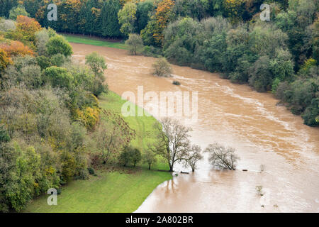 Der Fluss Wye in der Flut am 28.10.2019 von Symonds Yat Rock, Herefordshire UK gesehen - die Überschwemmung wurde aufgrund der starken Regen in Wales. Stockfoto