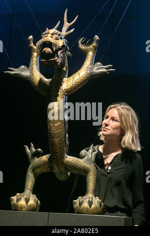 Bonhams London, UK. 5. November 2019. Eine sehr große Imperial Gilt-Bronze Repousse Modell eines fünf Krallen Drachen, 18./19. Jahrhundert. Schätzung: £ 8,000-12,000 bei Bonhams New Bond Street im Rahmen von Asia Art Woche. Amer ghazzal/Alamy leben Nachrichten Stockfoto