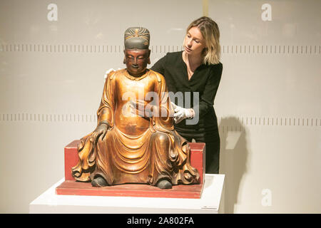 Bonhams London, UK. 5. November 2019. Eine seltene und großen Gilt-Lacquered Holz Abbildung von Wenchang aus dem 17. Jahrhundert, Schätzung: £ 60.000 -80,000 bei Bonhams New Bond Street im Rahmen von Asia Art Woche. Amer ghazzal/Alamy leben Nachrichten Stockfoto