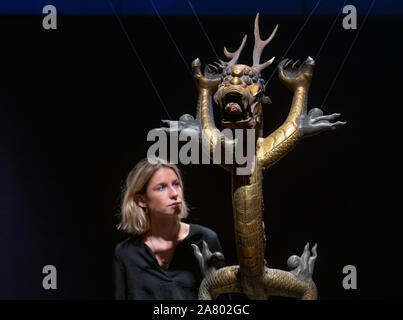 Bonhams, London, UK. 5. November 2019. Die feine chinesische Kunst verkaufen, während der asiatischen Kunst Woche in London statt, auf Bonhams New Bond Street, präsentiert fast 180 Chinesische Keramik, Kunstwerke und Gemälde von über 2.000 Jahren in China Imperial und Republik Geschichte, bevor der Verkauf am 7. November. Bild: Eine sehr große Imperial vergoldeter Bronze repoussé Modell eines 5-Krallen Drachen, 18./19. Jahrhundert, Schätzung: 8,000-12 £ 000. Credit: Malcolm Park/Alamy Leben Nachrichten. Stockfoto