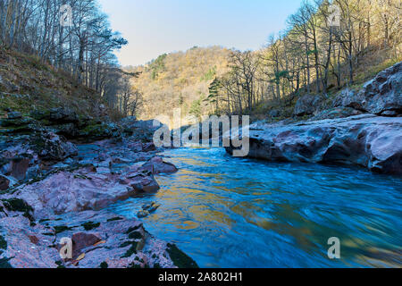 Granit Schlucht des Flusses Belaja. Denkmal der Natur. In Russland, in den Bergen des Nordkaukasus. Stockfoto