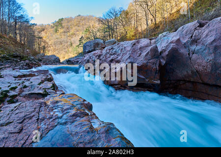 Granit Schlucht des Flusses Belaja. Denkmal der Natur. In Russland, in den Bergen des Nordkaukasus. Stockfoto