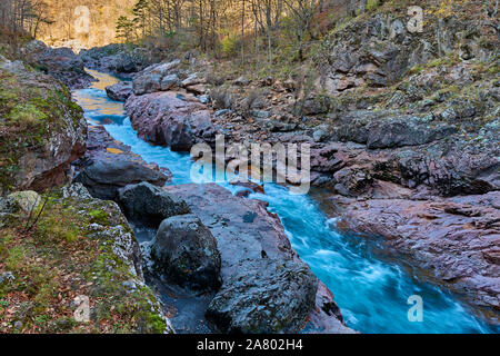 Granit Schlucht des Flusses Belaja. Denkmal der Natur. In Russland, in den Bergen des Nordkaukasus. Stockfoto
