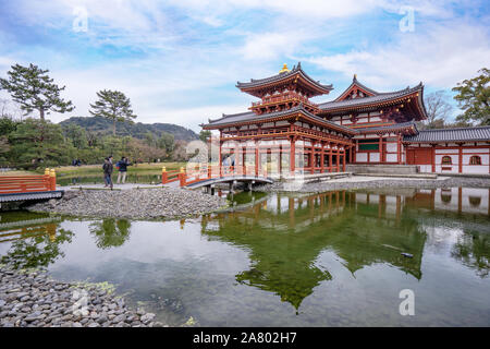 Uji, Japan - März. 23, 2019: Schöne dem Byodoin-schrein Tempel im Frühjahr mit See Wasser Reflexion, Frühling reisen Bild in Uji, Kyoto, Japan. Stockfoto