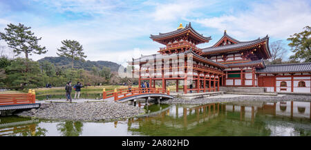 Uji, Japan - März. 23, 2019: Schöne dem Byodoin-schrein Tempel im Frühjahr mit See Wasser Reflexion, Frühling reisen Bild in Uji, Kyoto, Japan. Stockfoto