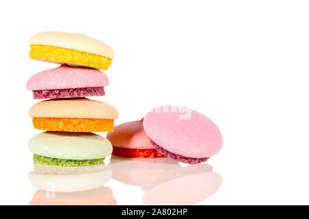 Süße bunte Kekse oder Macarons, auf weißem Hintergrund mit Copyspace Stockfoto