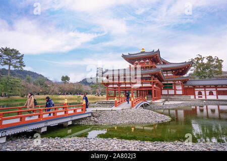 Uji, Japan - März. 23, 2019: Schöne dem Byodoin-schrein Tempel im Frühjahr mit See Wasser Reflexion, Frühling reisen Bild in Uji, Kyoto, Japan. Stockfoto