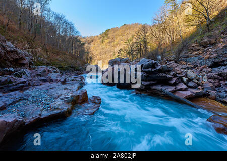 Granit Schlucht des Flusses Belaja. Denkmal der Natur. In Russland, in den Bergen des Nordkaukasus. Stockfoto