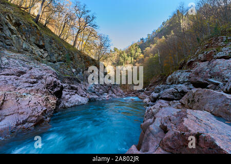 Granit Schlucht des Flusses Belaja. Denkmal der Natur. In Russland, in den Bergen des Nordkaukasus. Stockfoto