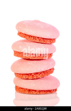 Runde Kekse und ähnliches Kleingebäck, gesüßt oder Macarons auf weißem Hintergrund, rot gefärbt Stockfoto