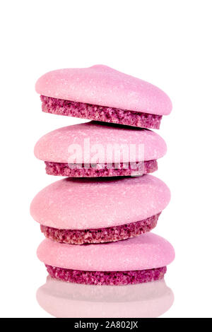 Stapel von süßen Macarons oder Keksen auf weißem Hintergrund, violett gefärbt Stockfoto