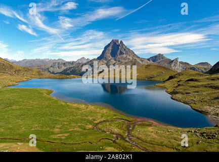 Lac Gentau von Zuflucht genommen Ayous (1.980 m) Richtung Pic du Midi d'Ossau (2.884 m), Französisch Pyrénées, Frankreich Stockfoto