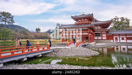 Uji, Japan - März. 23, 2019: Schöne dem Byodoin-schrein Tempel im Frühjahr mit See Wasser Reflexion, Frühling reisen Bild in Uji, Kyoto, Japan. Stockfoto